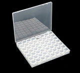 Caja organizadora de diamantes con 56 compartimentos transparentes y tapa, sobre fondo negro.