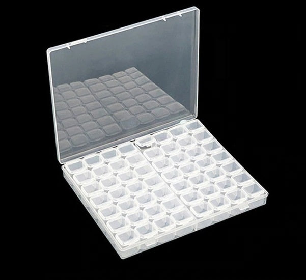 Caja organizadora de diamantes con 56 compartimentos transparentes y tapa, sobre fondo negro.