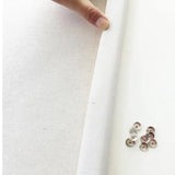 Bastidor para pinturas por números de 40x50 cm con borde blanco y clavos metálicos en la parte inferior.